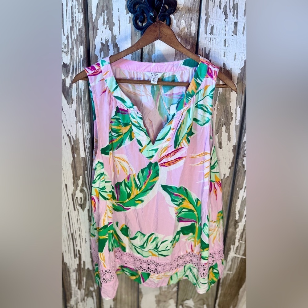 Crown & Ivy Pink Tropical Sleeveless Top Size XL Palm Leaf V Neck